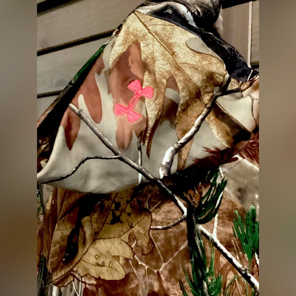 Under Armor ColdGear Realtree camouflage turtleneck women’s top. Size medium - Picture 3 of 7